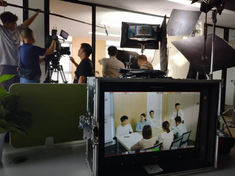 灵台县TVC拍摄公司：科技产品视觉化大师，诠释未来感与功能美学